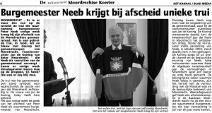 Lees meer over het artikel Burgemeester Neeb krijgt bij afscheid unieke trui