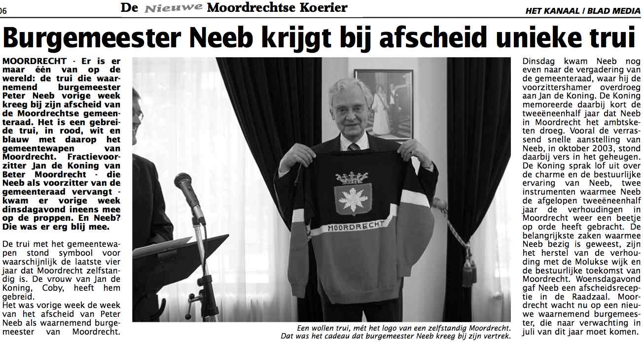 Je bekijkt nu Burgemeester Neeb krijgt bij afscheid unieke trui