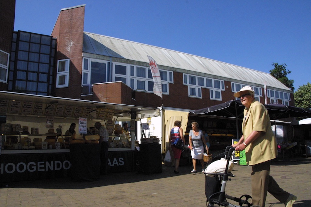 Je bekijkt nu reportage op markt Zevenhuizen, over leegstaand gemeentehuis – 20 juli 2013